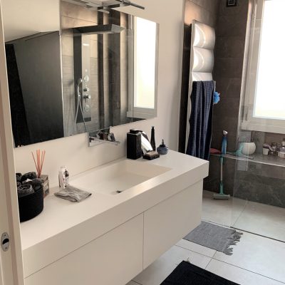 bagno moderno con specchio