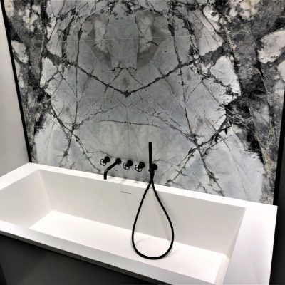 vasca da bagno minimal con parete in pietra