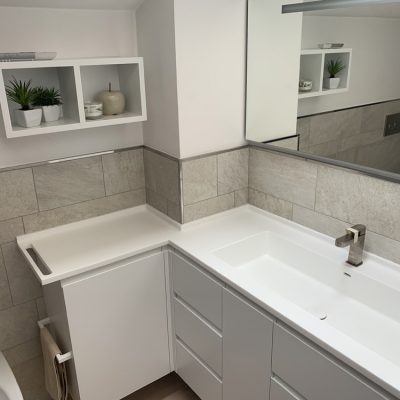 bagno con arredamento bianco