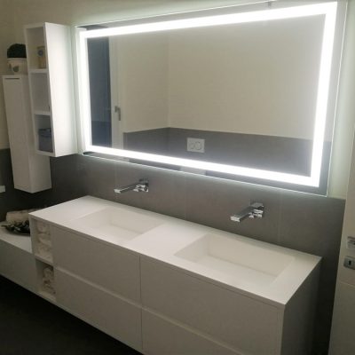 bagno con specchio con cornice luminosa