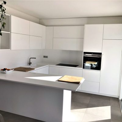 cucina moderna con arredamento bianco